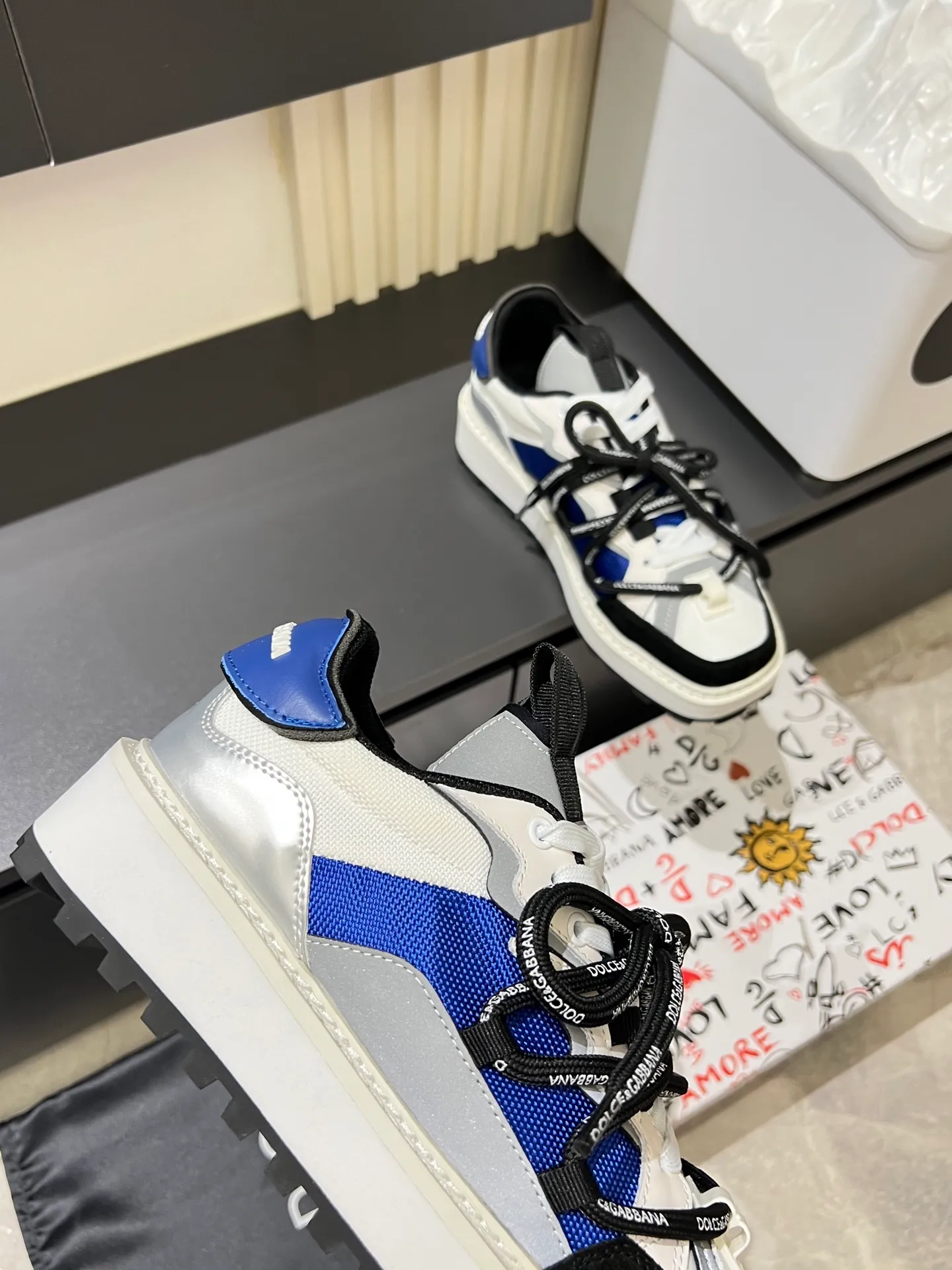 Men's men's shoes💰p640 Dolce&Gabbana/Dolce & Gabbana men's new casual sports shoes This sneaker is made of multiple materials. The nylon fabric upper is integrated with glossy leather, suede leather and rubber elements, and is decorated with reflective details. It has a silk-screen logo and a dual design of thick round and flat laces. It has a square toe, rubber foam midsole and gear pattern rubber composite sole decorated with the iconic "DG" logo. The shoe body is decorated with three-dimensional labels with the brand logo in many places. The style is fashionable and elegant, and the unique design is presented in a dazzling and modern new language. The fabric lining is paired with logo cowhide feet for a stylish and stylish look! Comes with a full set of packaging! Size: 38-44 leather shoe size (45.46 can be customized but does not support returns)